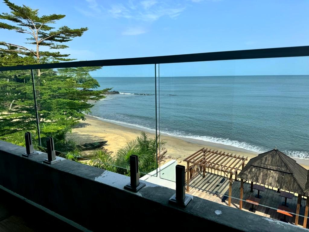 Vue balcon Eden Breeze Inn sur la plage de Londji